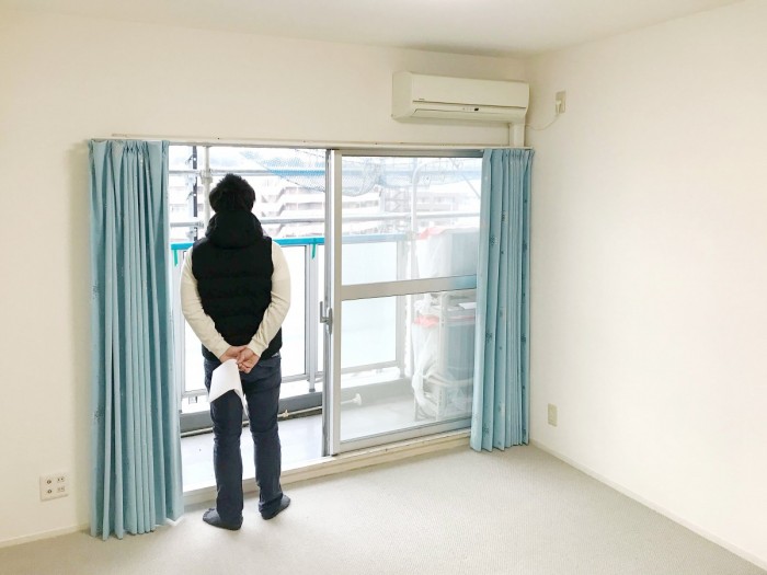 窓辺に立つ男性