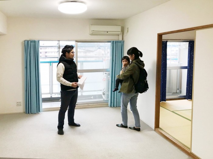 物件の内覧をする夫婦