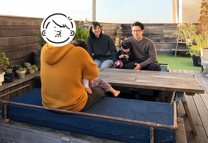 バルコニーで話す二組のご家族