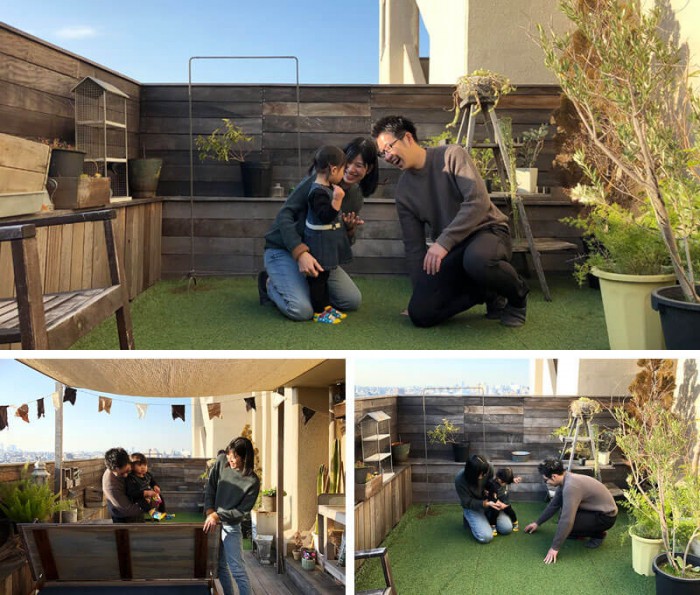 バルコニーにある収納ベンチを開けるご夫婦
