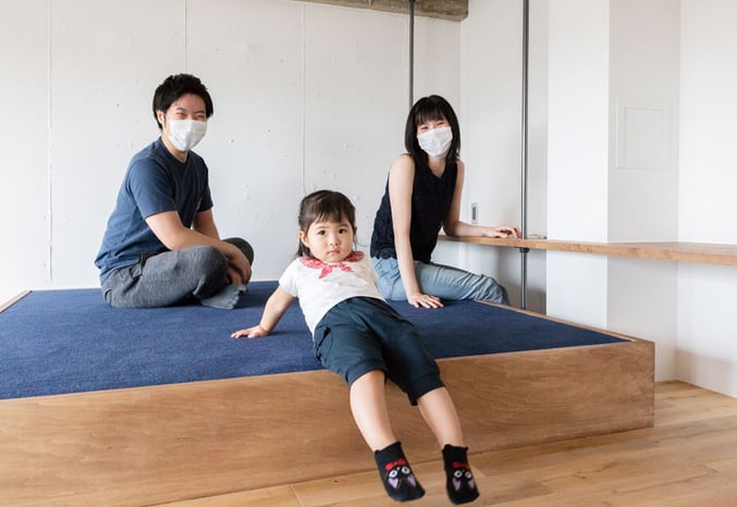 小上がりでくつろぐ家族