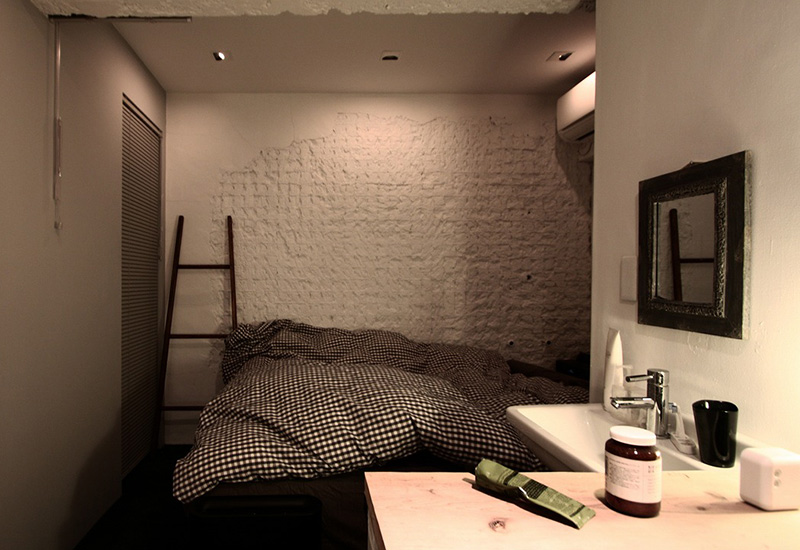 白い壁と寝室スペース