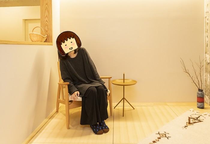 リノベる表参道ショールーム　小上がり　椅子に座るたかはしみきさん