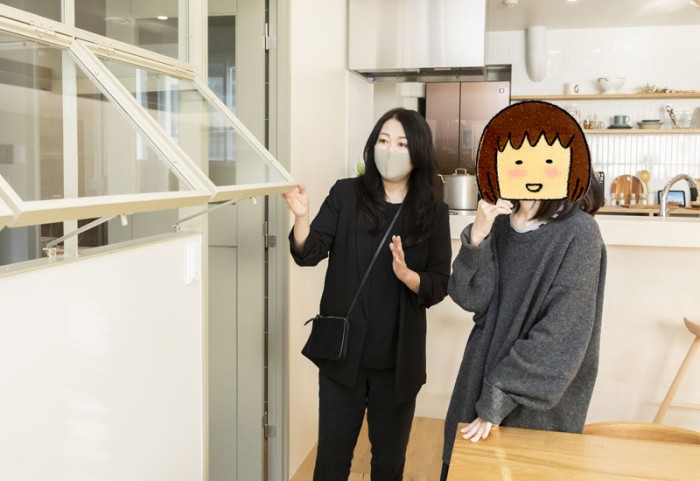 リノベる表参道ショールーム　室内窓　女性二人