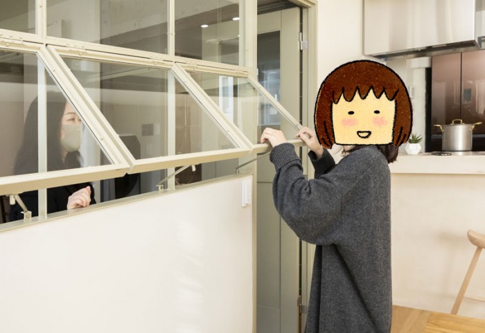 リノベる表参道ショールーム　室内窓　窓枠　女性