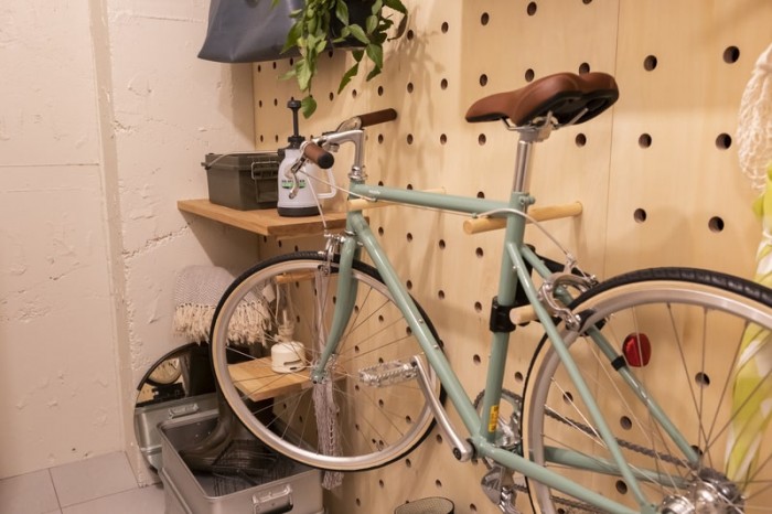 リノベる　表参道ショールーム　大型の有孔ボード　壁に掛けられた自転車