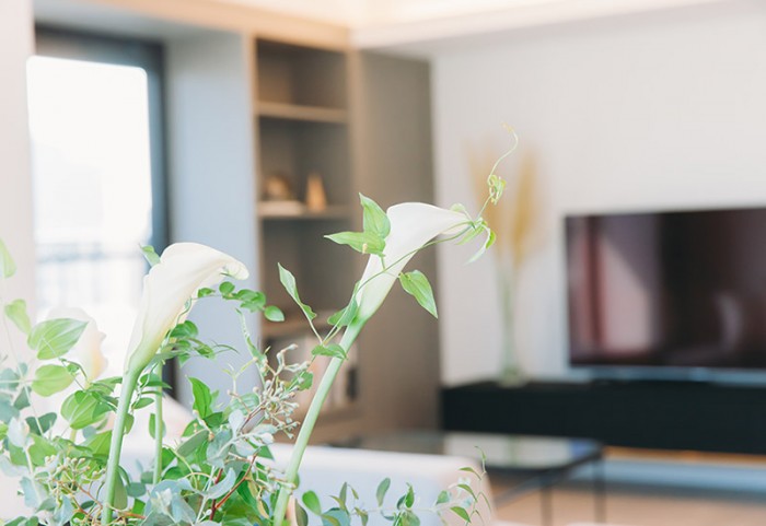 花のあるリノベーションしたマンションの一室