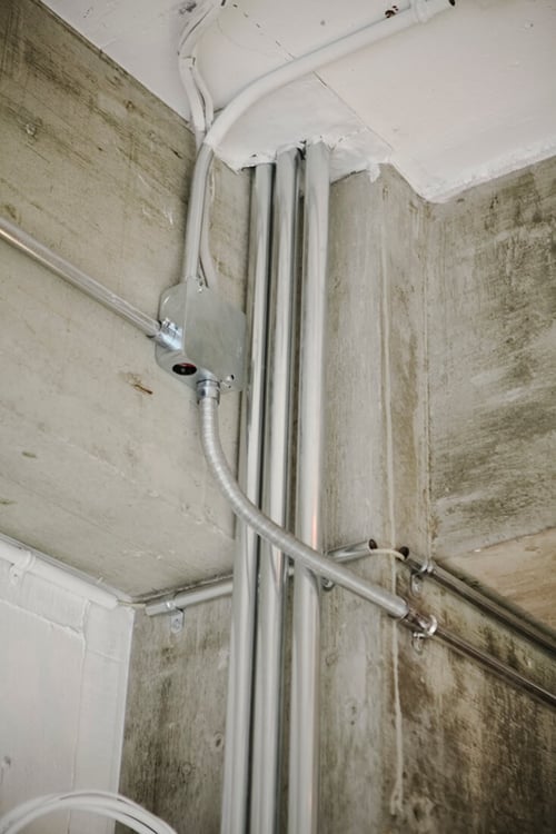 マンションのスケルトンの壁と天井と配管