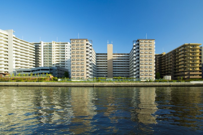 川の対岸のマンション群