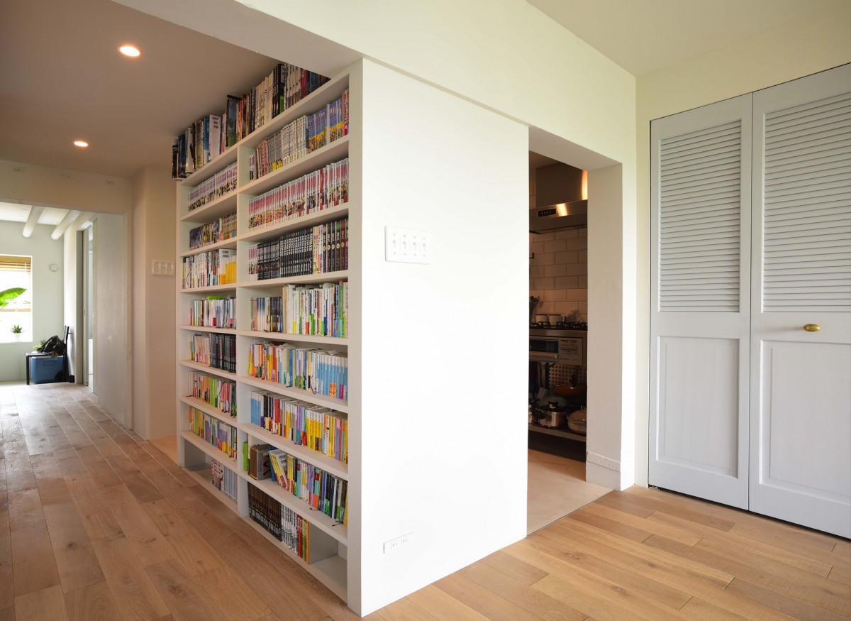 廊下スペースに設けた、蔵書の高さにぴったりの書棚