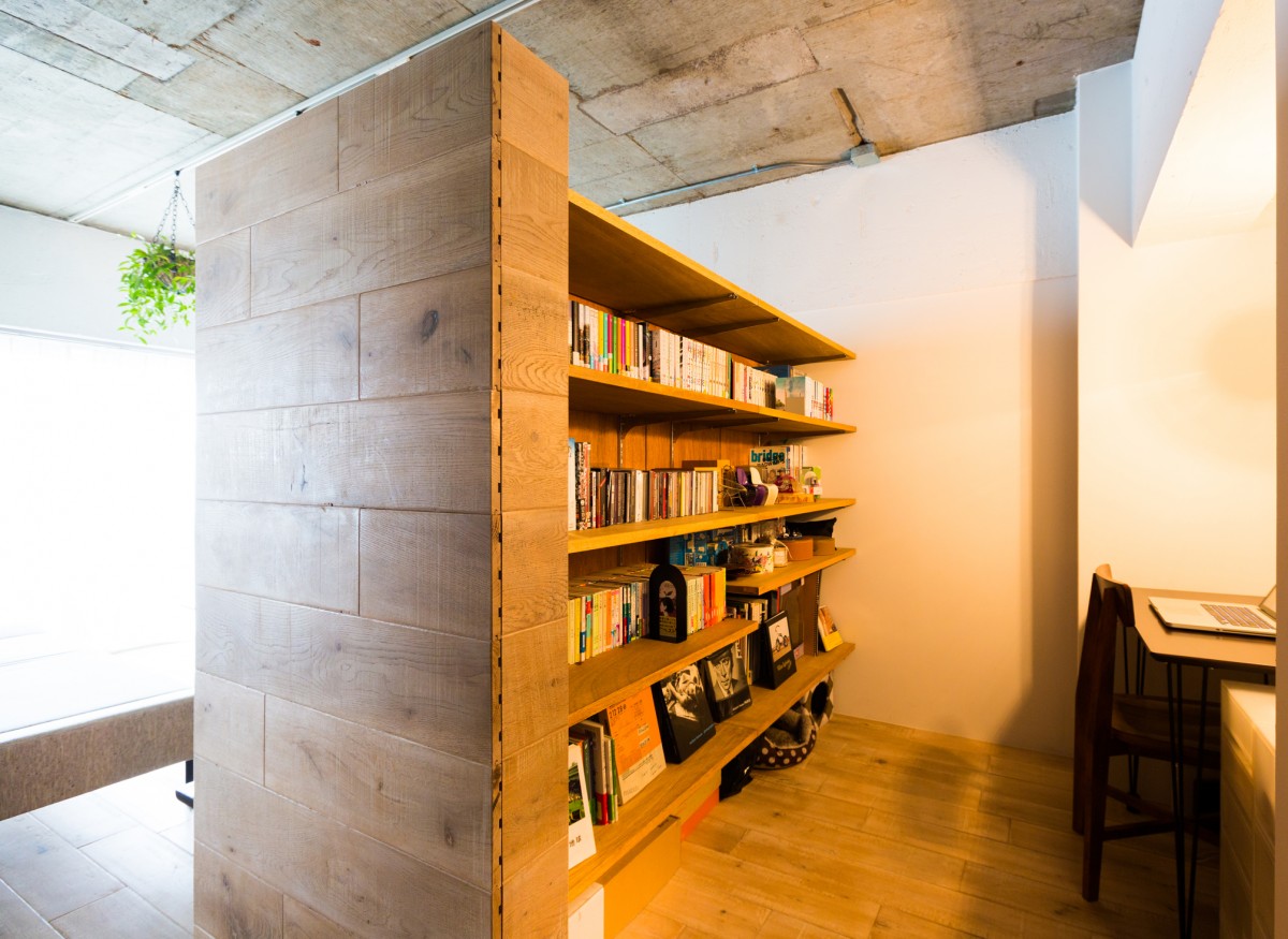 フローリングと同じ木材で作った、間仕切り 兼 書棚