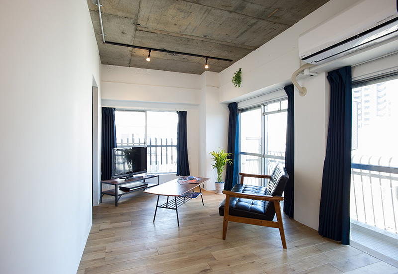 ミッドセンチュリー風の家具と部屋