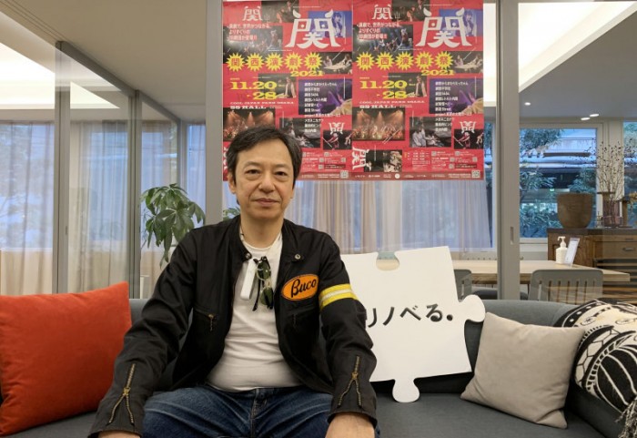 リノベる靱公園ショールームのソファに座る板尾創路さん