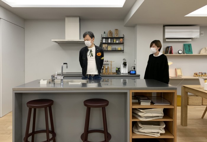 キッチン内側に立つ板尾さんとリノベるスタッフ