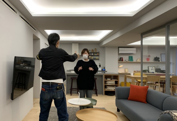 ショールーム内で会話する板尾さんとリノベるスタッフ