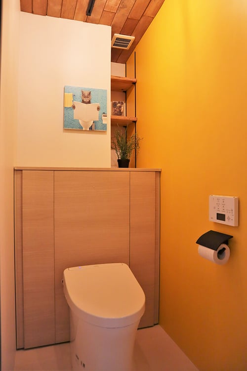 イエローの壁紙のトイレ