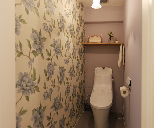 アンティークの部屋とマッチしたデザインのトイレ