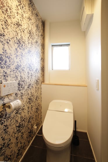 ヨーロピアンテイストのエレガントな壁紙のトイレ