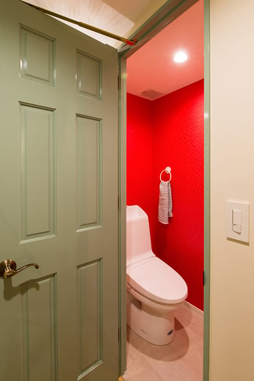 壁は情熱の赤。ロマンチックな扉とのコントラスト