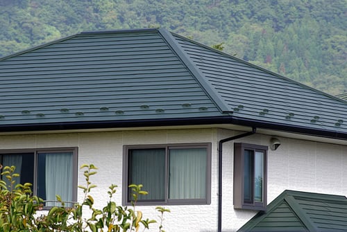 屋根リフォームの種類と特徴・費用目安とは？屋根材の種類別リフォームのタイミングもご紹介