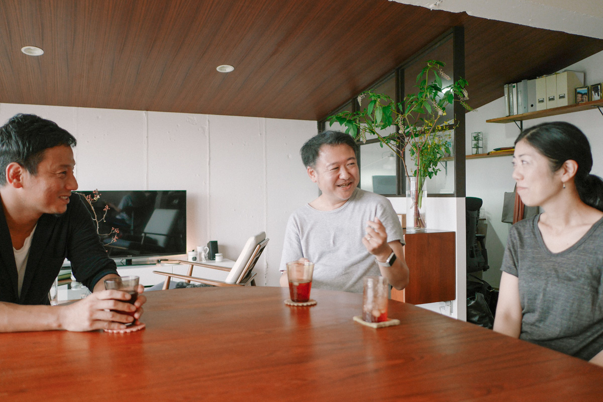 左から、代表の山下と、Sさまご夫妻。