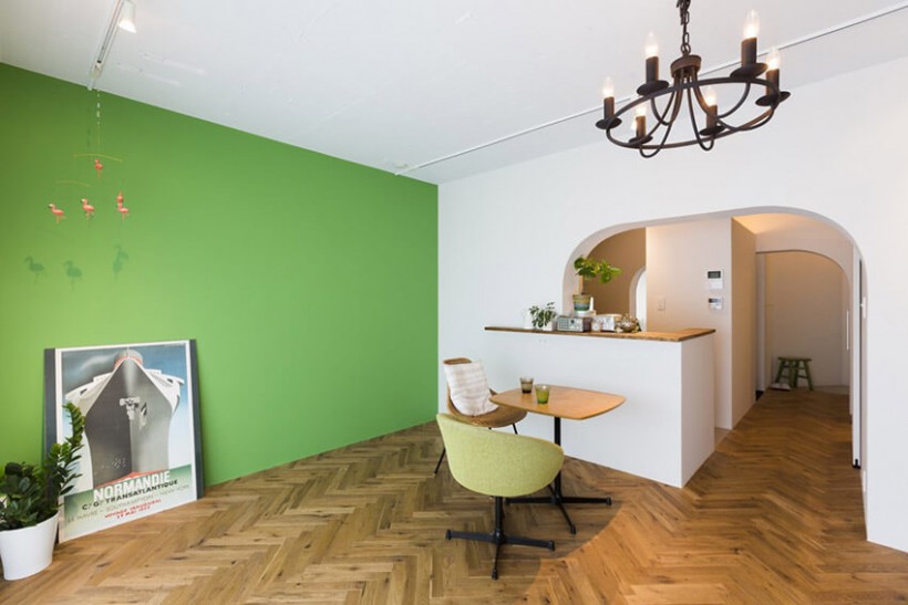 ヘリンボーンの床とグリーンの壁