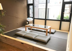 フローリングの部屋につくった畳の和室風小上がりスペース