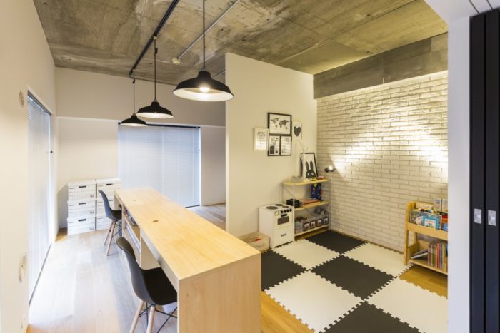 2部屋にまたがるデスク