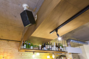 スピーカーと、配線と梁を覆った木枠。