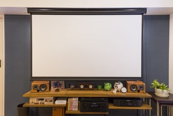 スクリーン後ろの壁は、ネイビーに塗装。