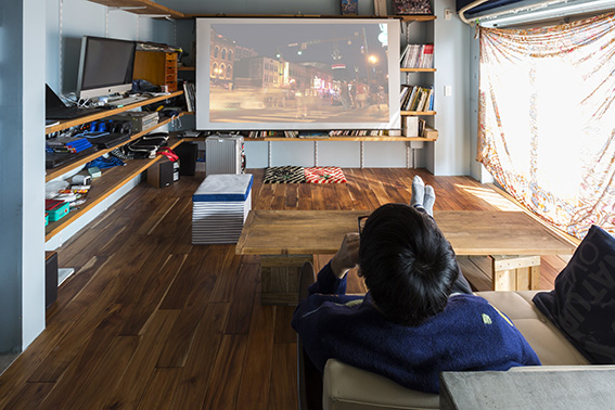 “テレビ感覚”で使うプロジェクター