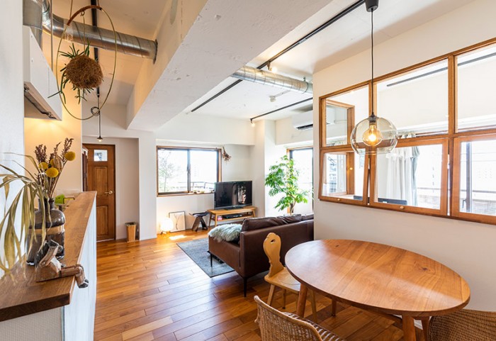 バルコニーの光が部屋全体に広がるLDK