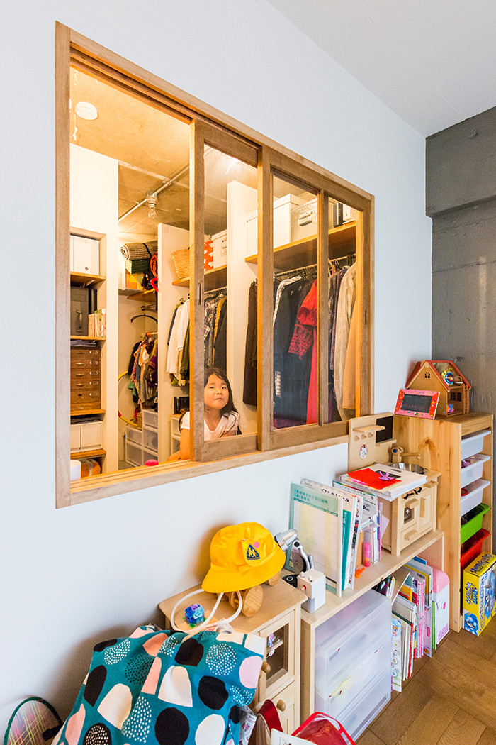 子供部屋の窓と少女