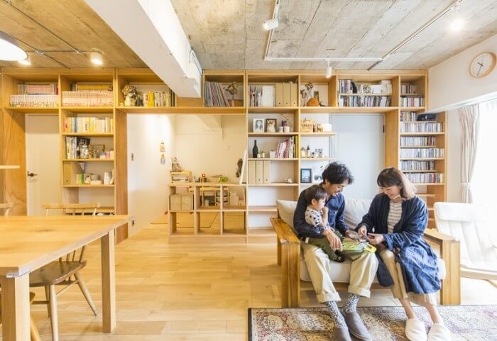本棚で仕切ったリビング