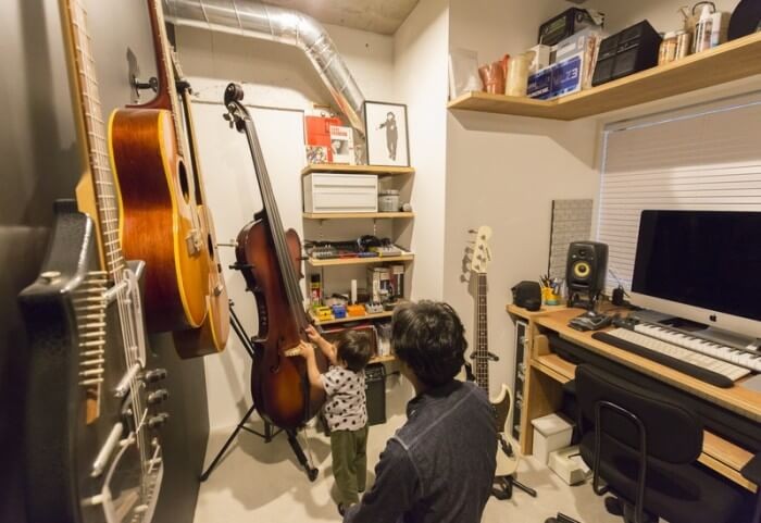 ギターなどの楽器が置いてある防音個室