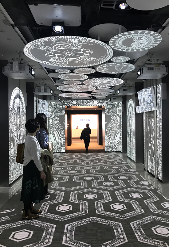 エプソンスクエア新宿。プロジェクターを使ったプロジェクションマッピングを見るHさんと宇田川