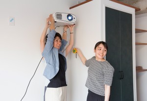 設置予定の高さにホームプロジェクターを持ち上げてくださる岡本さん