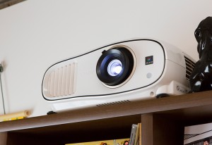 電源を入れたエプソン ホームプロジェクター dreamio  EH-TW6700W