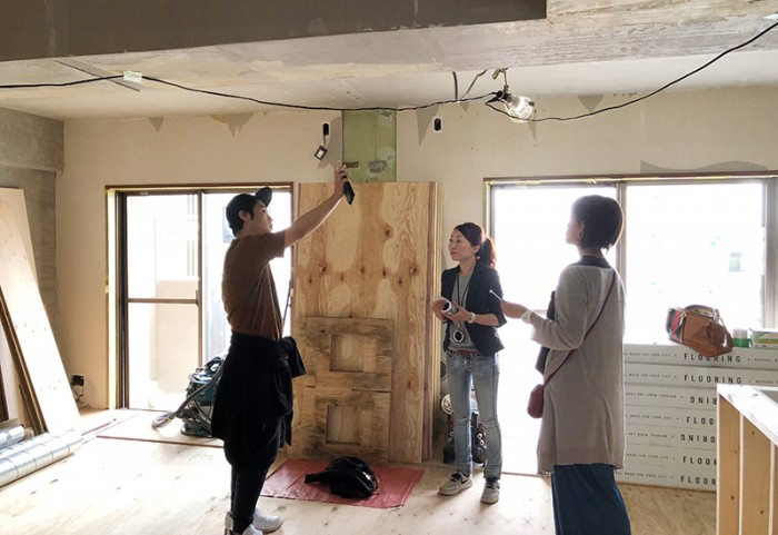 工事中のリビングでホームプロジェクター取り付け位置を確認するUさんご夫婦と木嶋