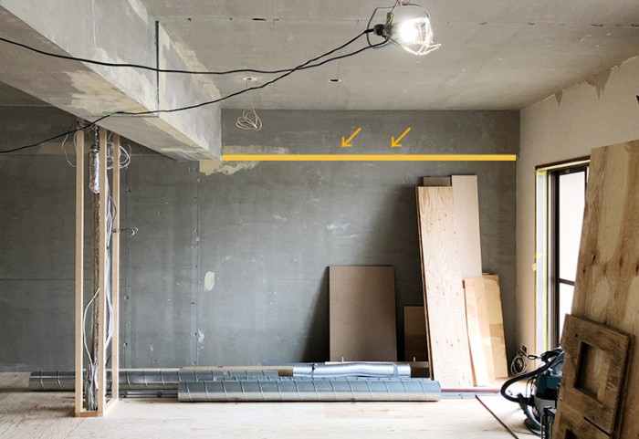 スクリーンを吊る棚を取り付ける位置を示した画像。リノベーション工事中のリビング壁