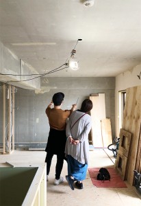 工事中のリビングを見ながらイメージを膨らませるUさんご夫婦
