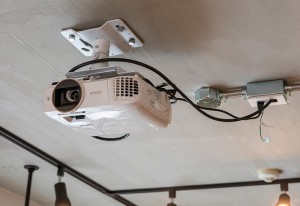 天井に設置したエプソン ホームプロジェクター dreamio  EH-TW5650S