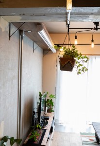 ホームプロジェクター用のスクリーンを吊るした棚