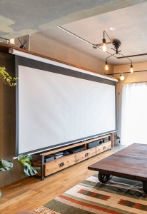 ホームプロジェクター用のスクリーンをおろした様子