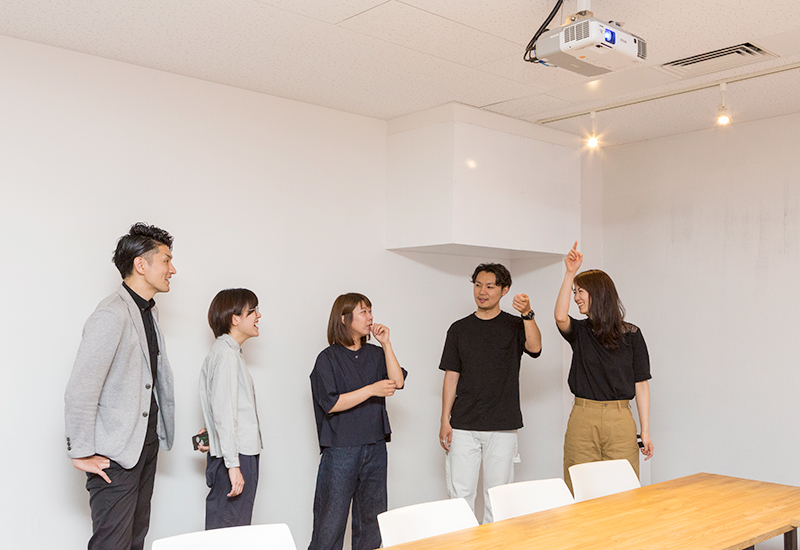ショールームのホームプロジェクターで、天井取付けのイメージをふくらませます