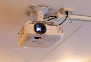 天井に取り付けたEPSONのホームプロジェクター