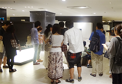 サンワカンパニー東京ショールームを見学するバスツアー参加者