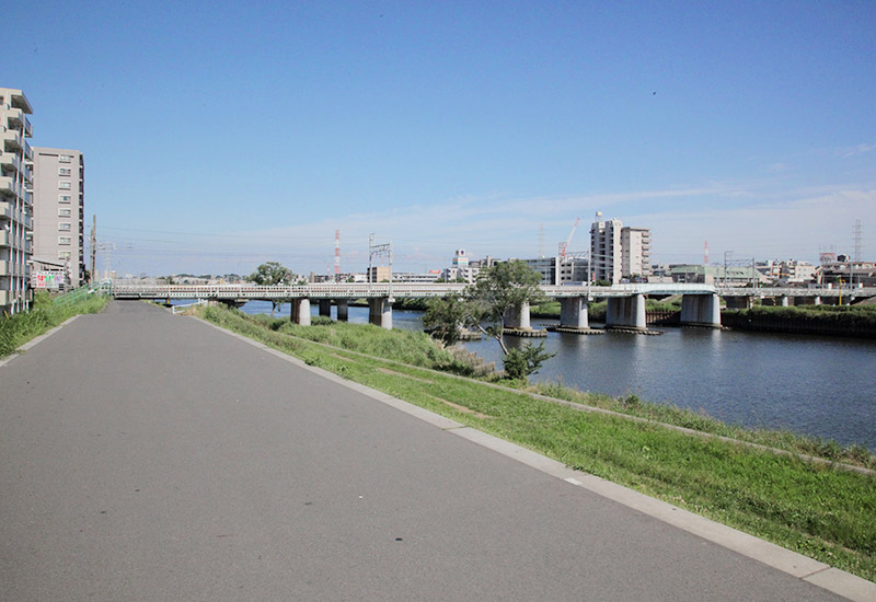東急東横線の線路を望む鶴見川ののどかな風景
