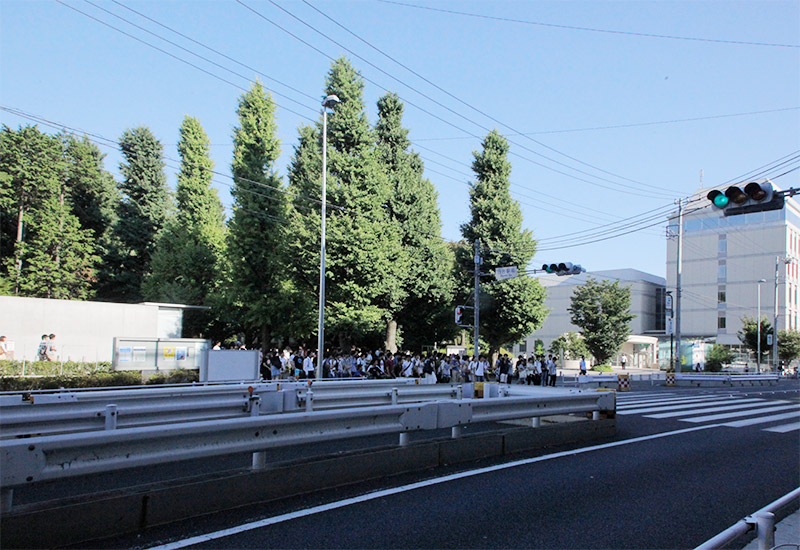 日吉駅前の交差点と慶應義塾大学のキャンバス