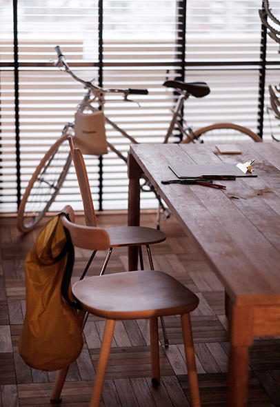 ブラインド、自転車、ダイニングテーブルとチェアのあるリノベーションされた部屋